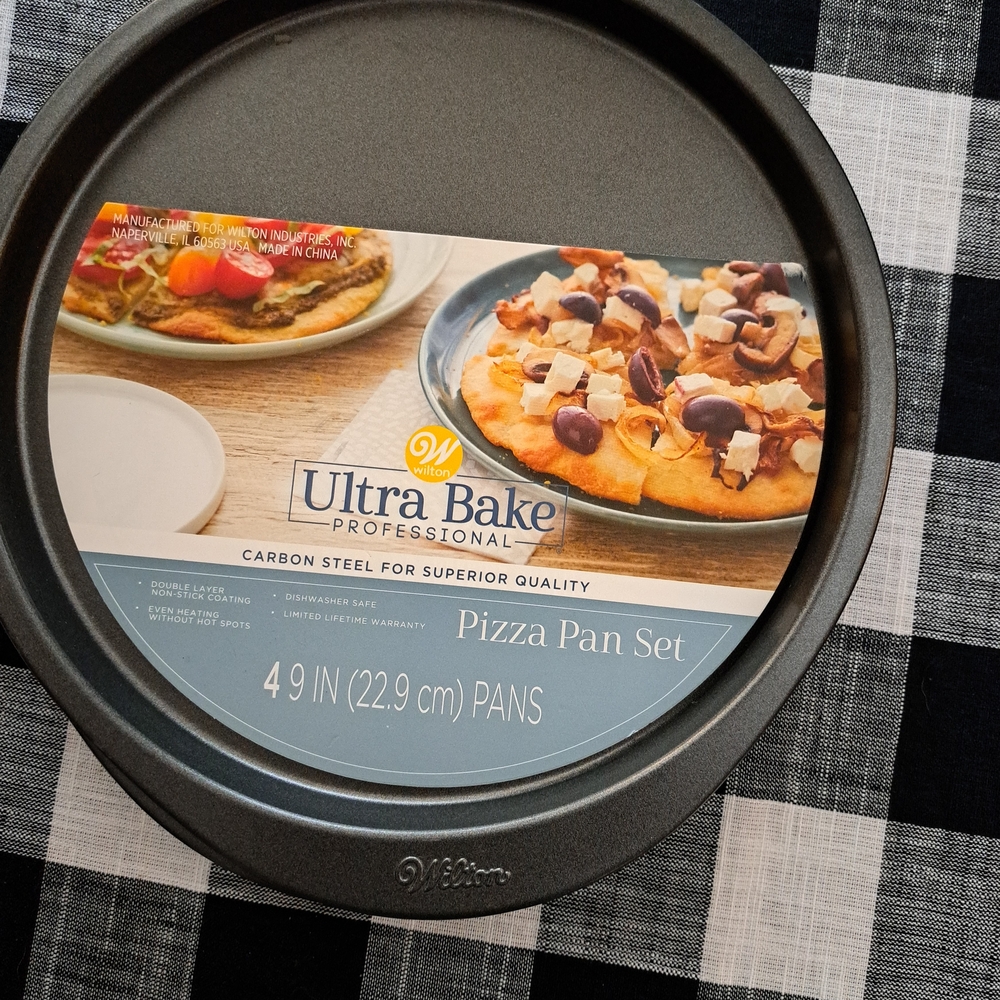 Set Of 4 NON-STICK PIZZA PANS. 9 Inch NEW
